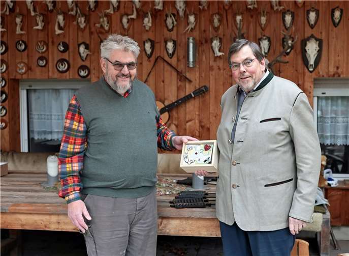 Norbert Matt, Steuerberater und Rating-Analyst aus Hürth übergab dem Vorsitzenden des Fördervereins, Bernd Schiffarth, den Spendenscheck.  Foto: W. Dreschers