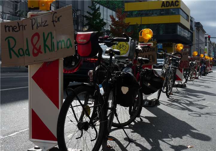 Norbert Meyers und Egbert Bialk beim Rad-Aktionswochenende zusammen mit Greenpeace.Foto: Emmerich/Radentscheid
