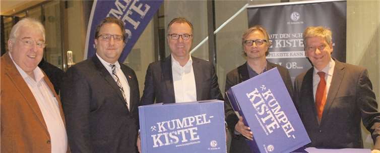 Norbert Nettekoven, Oliver Baron, Clemens Tönnies, Volker Meertz und Stefan Lütke bei der Übergabe der Kumpelkisten (v.l.).privat