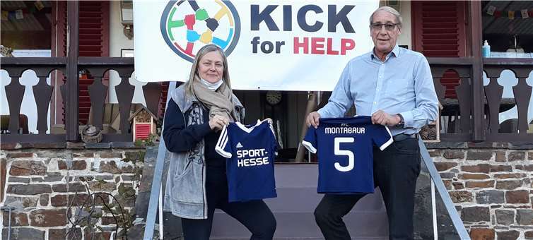 Norbert Neuser, Vorsitzender der Stiftung Kick for Help und die Vorsitzende der Stiftung Nepal Himalaya Sherpa Foundation Anna Bach bei der Übergabe der gesponserten Trikots vom FFC Montabaur. Foto: privat