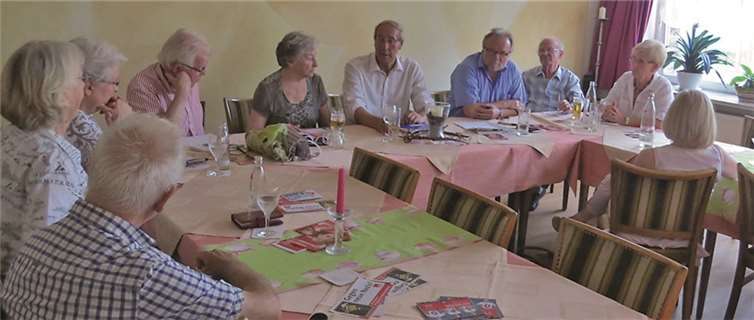 Norbert Neuser im Gespräch mit den Mitgliedern der AG 60 plus. privat