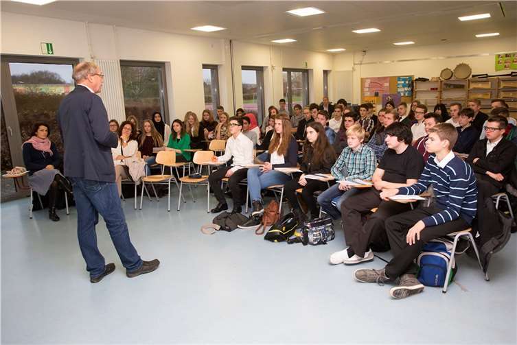 Norbert Neuser stellt sich den Fragen der Schüler.