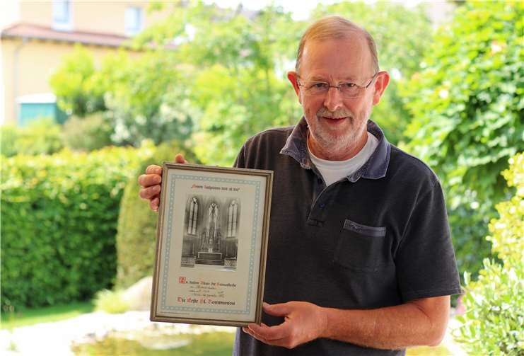 Historisches Spruchband aufgefunden Norbert Noll mit der Kommunionsurkunde seiner Tante Maria Margaretha aus dem Jahr 1940. Das zufällig gefundene Erinnerungsstück brachte den entscheidenden Hinweis für das noch fehlende Spruchband im Altarraum der Pfarrkirche St. Laurentius Nentershausen.Kirchengemeinde St. Laurentius Nentershausen