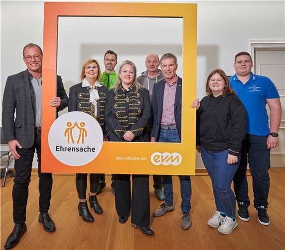Norbert Rausch (3. v. r.) von der evm übergibt den Spendenbetrag zusammen mit dem Bürgermeister der Verbandsgemeinde, Jörg Lempertz (links), an die begünstigten Vereine.  Foto: evm/Sascha Ditscher
