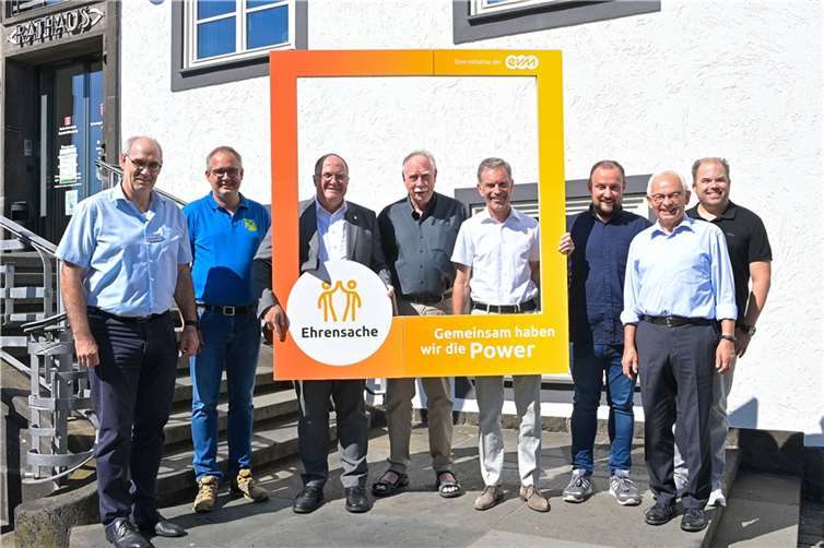 Norbert Rausch (evm) übergab die Spende zusammen mit dem Bürgermeister Guido Nisius und dem Büroleiter Bernhard Jüngling an die Vertreterinnen und Vertreter der Sportvereine.  Foto: evm/Peter Seydel