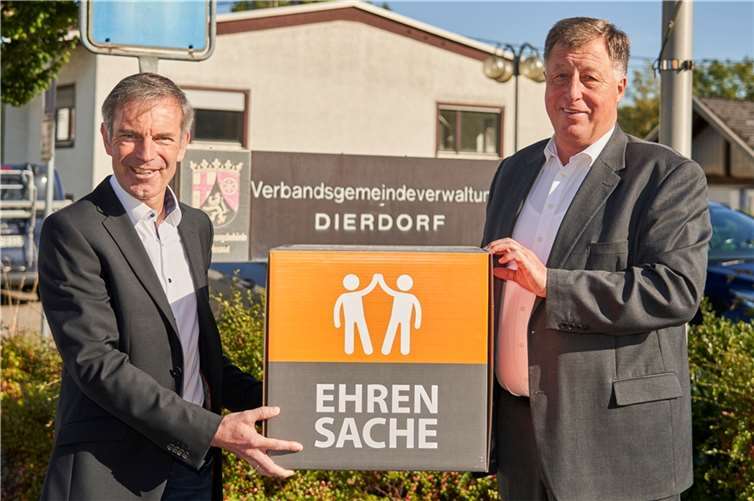 Norbert Rausch, evm, übergibt Bürgermeister Horst Rasbach symbolisch den Spendenbetrag von 2.000 Euro aus der evm-Ehrensache. Das Geld wird den Flutopfern im Ahrtal zu Gute kommen.Foto: evm/Ditscher