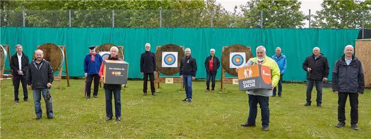 Norbert Rausch, evm, übergibt den Spendenbetrag zusammen mit dem Bürgermeister der Verbandsgemeinde, Thilo Becker, an die begünstigten Vereine.Foto: evm/Matthias Brand