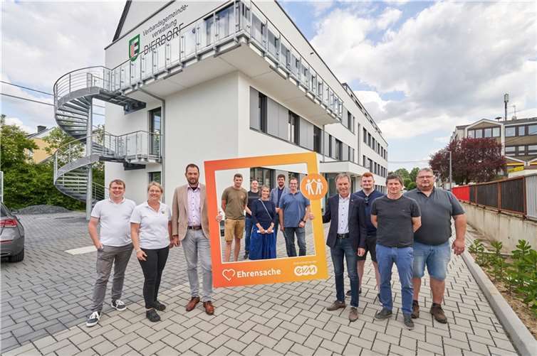 Norbert Rausch (evm) übergibt den Spendenbetrag zusammen mit dem Bürgermeister der Verbandsgemeinde, Manuel Seiler, an die begünstigten Vereine. Foto: evm/Sascha Ditscher