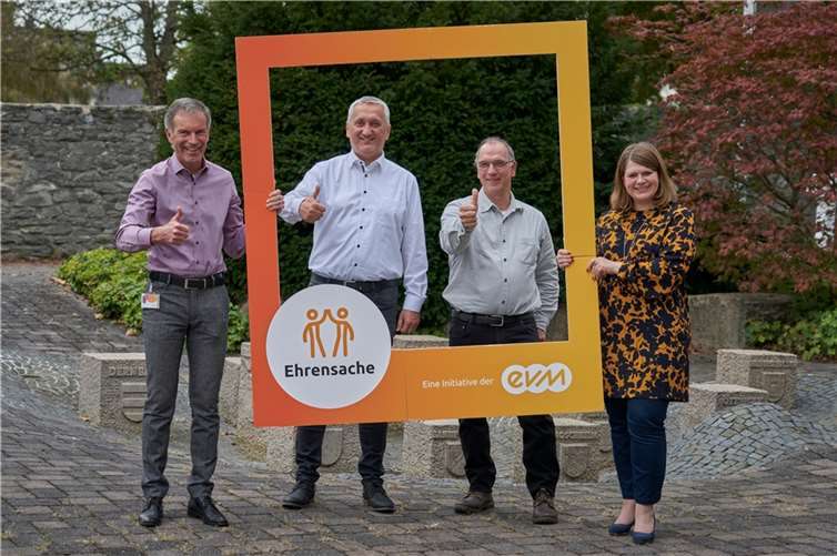 Norbert Rausch (evm) übergibt den Spendenbetrag zusammen mit der Bürgermeisterin der Verbandsgemeinde, Alexandra Marzi, an die Begünstigten.  Foto: evm / Sascha Ditscher