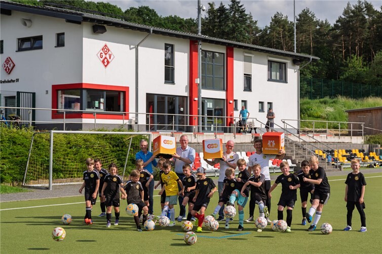 Norbert Rausch (evm) übergibt die Spende zusammen mit Bürgermeister Achim Juchem an die Vertreterinnen und Vertreter der „Grafschafter Spielgemeinschaft- Jugend“ und die Jugend zeigte direkt, was sie kann.