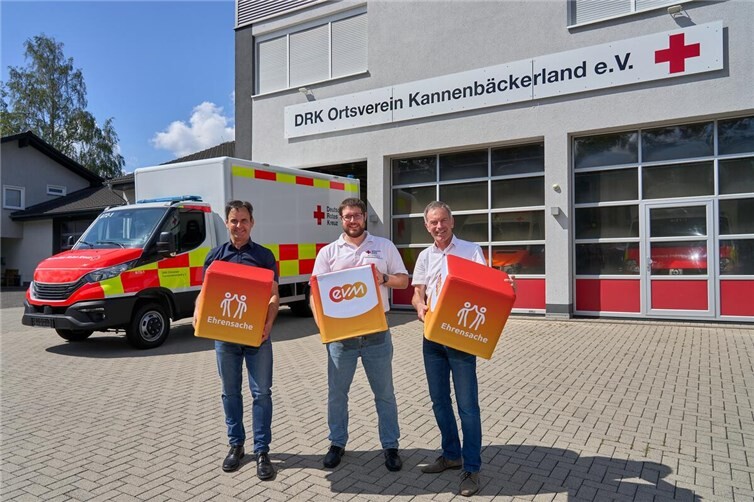 Norbert Rausch (evm) übergibt die Spende zusammen mit Bürgermeister Marco Weißer an den Vertreter des DRK Torsten Michalsky.