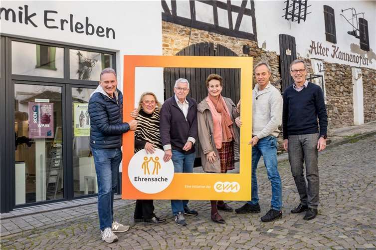 Norbert Rausch (evm) übergibt die Spende zusammen mit dem Bürgermeister der Verbandsgemeinde, Michael Merz, an die Vertreter des Vereins „Keramik erleben e.V.“.  Foto: evm/Bettina Röder Moldenhauer