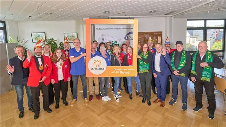 Karnevalsvereine erhalten Spende Norbert Rausch (evm) übergibt die Spende zusammen mit dem Bürgermeister Hans-Werner Breithausen an die Vertreterinnen und Vertreter der Karnevalsvereine. Foto: evm/Sascha Ditscher