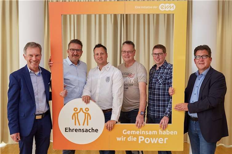 Norbert Rausch (evm) übergibt die Spende zusammen mit dem Bürgermeister Frank Becker an die Vertreterinnen und Vertreter der begünstigten Kultur- und Brauchtumsvereine.  Foto: evm/ Matthias Brand