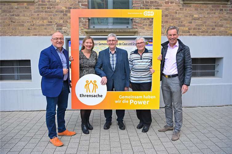 Norbert Rausch (evm) übergibt die Spende zusammen mit dem Ersten Beigeordneten Michael Schneider an die Vertreterinnen und Vertreter des Saalträgervereins Esch e.V. Foto: evm/ Peter Seydel