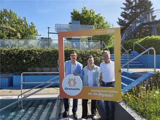 Norbert Rausch (evm) übergibt die Spende zusammen mit dem Bürgermeister Frank Becker an Anna Baars, die Vertreterin des Fördervereins Freibad Linz.Foto: VG Linz/ Joscha Wölbert