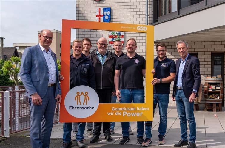 Norbert Rausch (evm) übergibt die Spende zusammen mit dem Bürgermeister Jan Ermtraud an die Vertreterinnen und Vertreter der Vereine.Foto: evm / Frank Homann