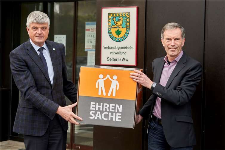 Norbert Rausch, evm, und Bürgermeister Klaus Müller bei der Spendenübergabe. Foto: evm/Ditscher