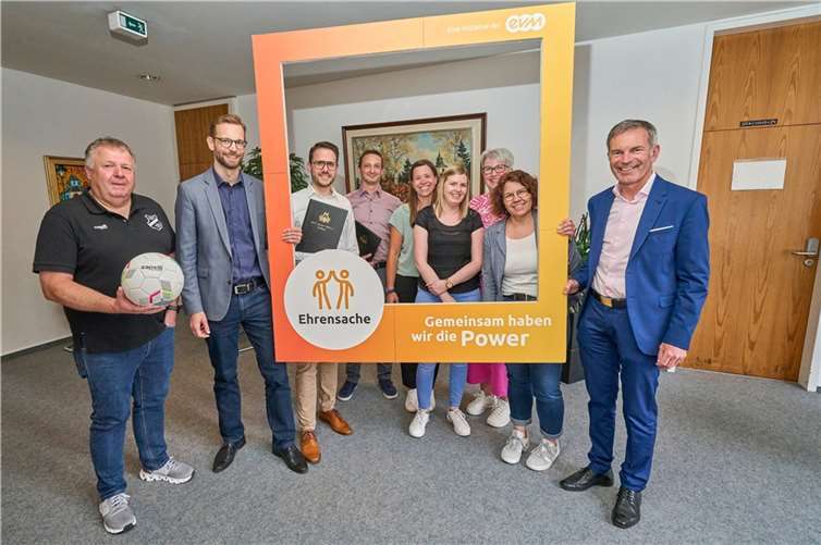 Norbert Rausch (r.) von der evm übergibt den Spendenbetrag gemeinsam mit Bürgermeister Ulrich Richter-Hopprich (2.v.l.) an die Vertreter von MGV Mozart Eitelborn, Eisbachtaler Sportfreunde 1919 e.V. und der Bücherei St. Kilian Nomborn.  Foto: Sascha Ditscher