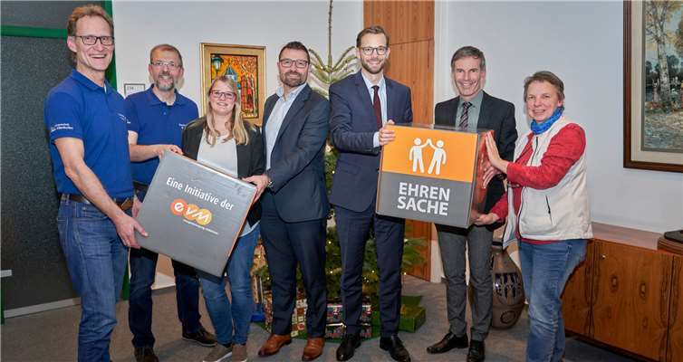 Norbert Rausch übergibt den Spendenbetrag gemeinsam mit Bürgermeister Hans Ulrich Richter-Hopprich an die Vereine. Foto: evm/Ditscher