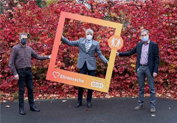 Norbert Rausch übergibt den Spendenbetrag stellvertretend für die Schul-Fördervereine an Bürgermeister Klaus Müller und Marko Zeuner, Fachbereichsleiter 3 der Verbandsgemeinde. Foto: evm/Ditscher