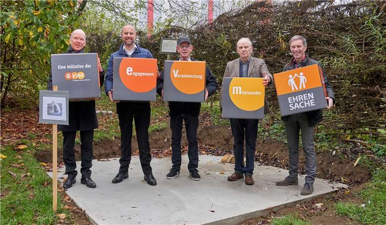 Norbert Rausch übergibt den Spendenbetrag zusammen mit Bürgermeister Thilo Becker an Herrn Schlotter vom Förderkreis. Zusätzlich zu der Geldspende gibt es neue evm-Sitzwürfel.Foto: evm/Sascha Ditscher