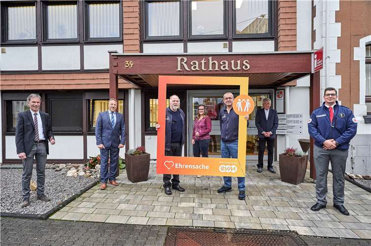 Norbert Rausch übergibt den Spendenbetrag zusammen mit Hans-Werner Breithausen an die DLRG-Ortsgruppen und DRK-Ortsvereine. Foto: evm/Ditscher