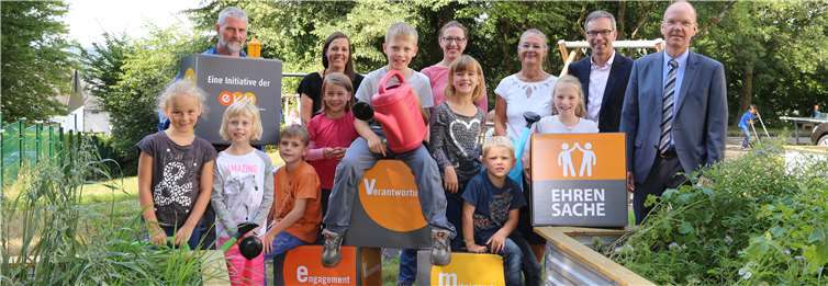 Norbert Rausch übergibt den Spendenbetrag zusammen mit dem Bürgermeister Thilo Becker an den Förderverein. Zusätzlich zu der Geldspende gibt es neue evm-Sitzwürfel. evm