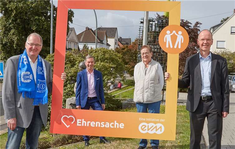Norbert Rausch übergibt den Spendenbetrag zusammen mit dem Bürgermeister Thilo Becker, an die Vertreter der beiden Fördervereine.Foto: evm/Matthias Brand