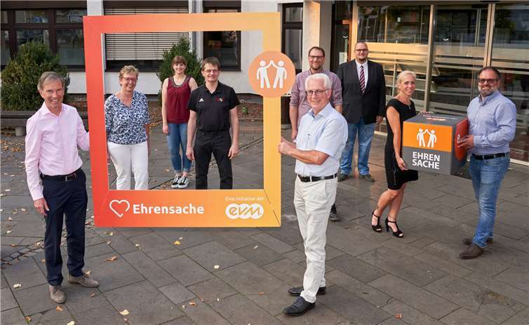 Norbert Rausch übergibt den Spendenbetrag zusammen mit dem Bürgermeister Volker Mendel, an die Vereine. Zusätzlich gab es noch neue evm-Sitzwürfel.Foto: evm/Ditscher.