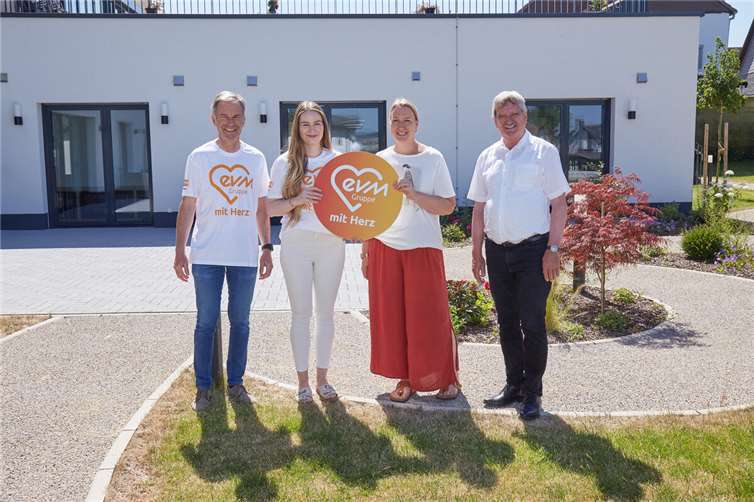Norbert Rausch übergibt die Spende zusammen mit Laura Efa an die Vertreterinnen und Vertreter der Wohn-Pflege-Gemeinschaft Anhausen.  Foto: Matthias Brand