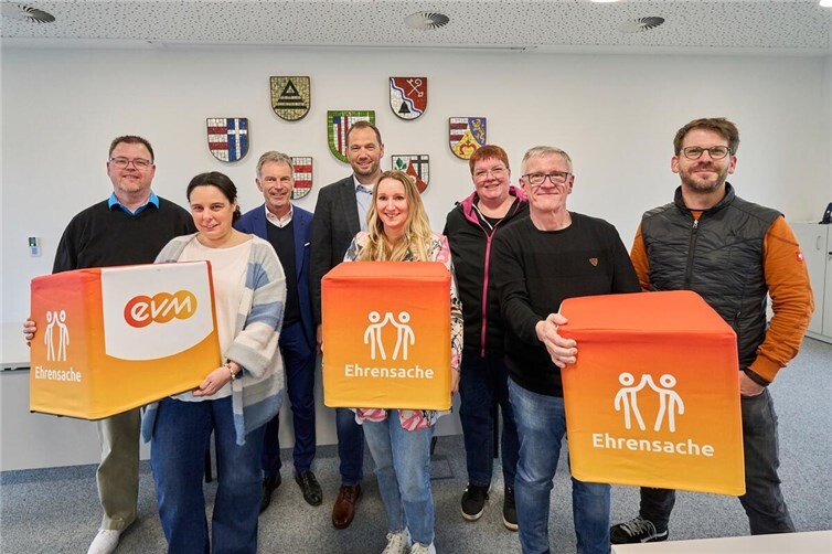 Norbert Rausch von der evm übergibt den Spendenbetrag gemeinsam mit Bürgermeister Manuel Seiler an die Vertreterinnen und Vertreter der der Freundes- und Fördervereine.