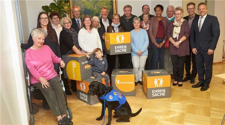 Norbert Rausch von der evm übergibt den Spendenbetrag zusammen mit Bürgermeister Hans-Werner Breithausen an die begünstigten Institutionen. Zusätzlich zu der Geldspende gibt es neue evm-Sitzwürfel.evm/Frey