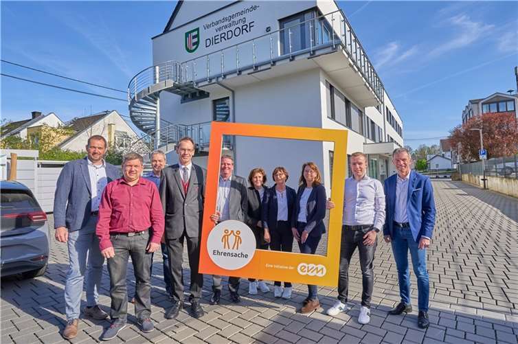 Norbert Rausch von der evm übergibt den Spendenbetrag gemeinsam mit Bürgermeister Manuel Seiler an die Vertreter und Vertreterinnen der begünstigten Vereine.  Foto: Sascha Ditscher