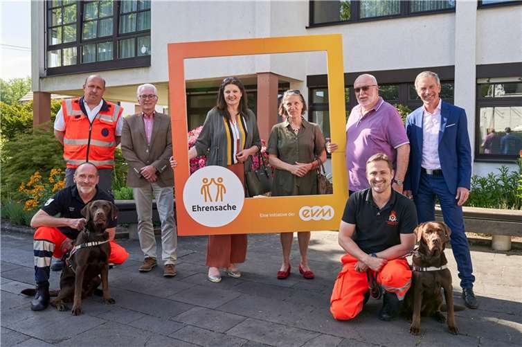 Norbert Rausch von der evm übergibt den Spendenbetrag gemeinsam mit Bürgermeister Volker Mendel an die Vertreter der Vereine. Foto: Sascha Ditscher