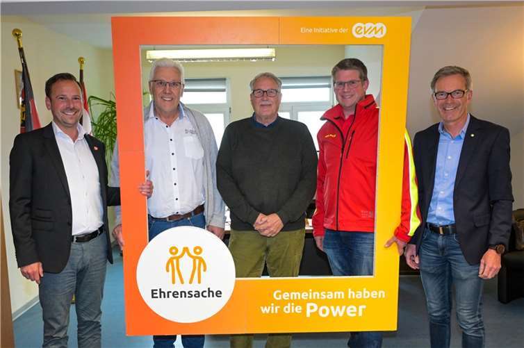 Norbert Rausch von der evm übergibt den Spendenbetrag gemeinsam mit Bürgermeister Björn Ingendahl und Ortsvorsteher Wilfried Humpert an den 1. Vorsitzenden der DLRG, Kevin Wassong und den 2. Vorsitzenden der KG Narrenzunft, Werner Efferz.  Foto: Peter Seydel/evm