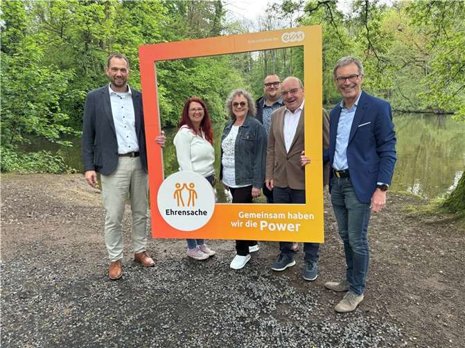 Norbert Rausch von der evm übergibt den Spendenbetrag gemeinsam mit Bürgermeister Manuel Seiler an die Vertreter der Vereine. Foto: Sascha Ditscher