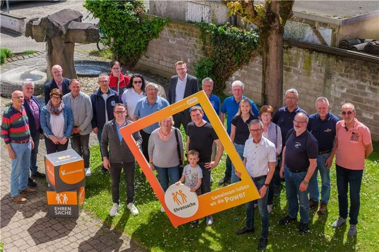 Norbert Rausch von der evm übergibt den Spendenbetrag gemeinsam mit Bürgermeister Marcel Caspers an Vertreter und Vertreterinnen der Vereine.  Foto: Frank Homann/evm.