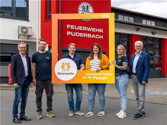 Norbert Rausch von der evm übergibt den Spendenbetrag gemeinsam mit Bürgermeister Volker Mendel an die Vertreterinnen und Vertreter der Fördervereine. Foto: evm/Röder-Moldenhauer