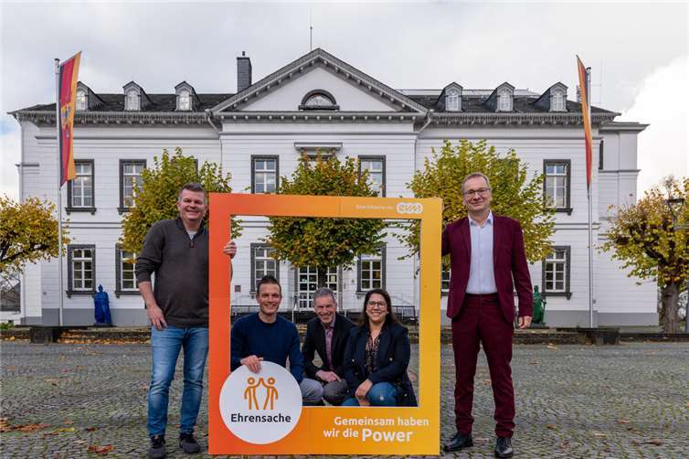 Norbert Rausch von der evm übergibt den Spendenbetrag gemeinsam mit Bürgermeister Andreas Geron an die Vertreterinnen und Vertreter der begünstigten Fördervereine.  Foto: evm/Frank Homann