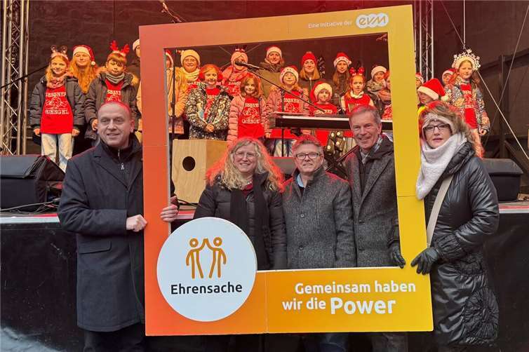 Norbert Rausch von der evm übergibt den Spendenbetrag gemeinsam mit Bürgermeister Johannes Bell und den Ortsbürgermeistern an die Vertreterinnen und Vertreter der Zessner (B)Engel.  Foto: Sarah Stein (VG Brohltal), Detlef Wittke