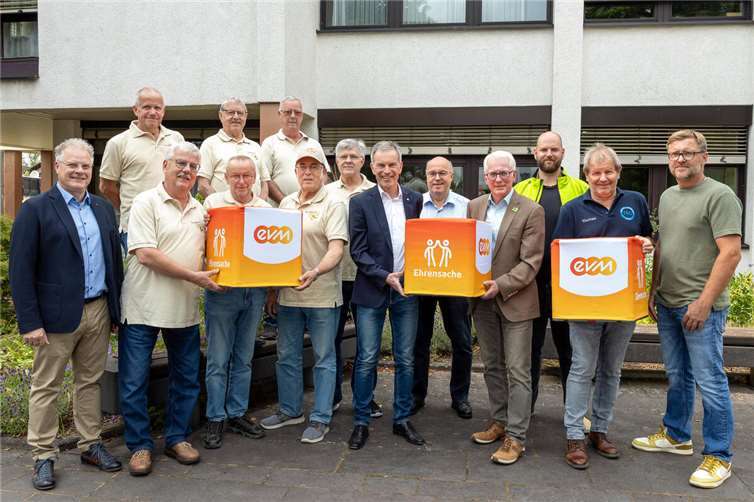 Norbert Rausch von der evm übergibt den Spendenbetrag gemeinsam mit Bürgermeister Volker Mendel an die Vertreter und Vertreterinnen der begünstigten Vereine.Foto: evm/Bettina Röder-Moldenhauer