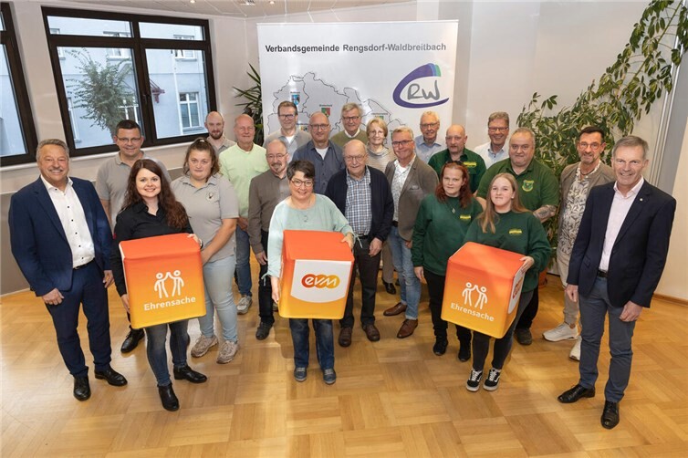 Unterstützung für Schützenvereine der VG Rengsdorf-Waldbreitbach Norbert Rausch von der evm übergibt den Spendenbetrag gemeinsam mit Bürgermeister Hans-Werner Breithausen an die Vertreter und Vertreterinnen der Schützenvereine.  Foto: evm/Bettina Röder-Moldenhauer