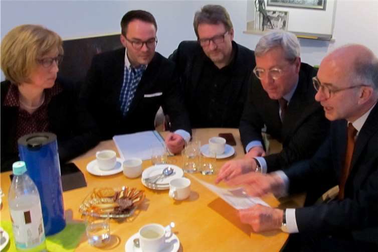 Norbert Röttgen informierte sich vor Ort über die Unterbringung von Flüchtlingen. privat