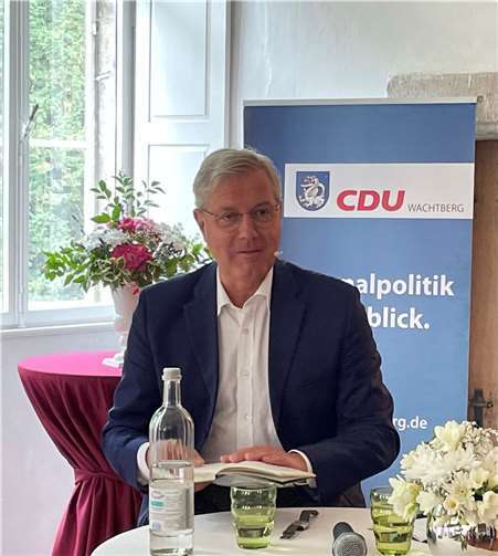 Norbert Röttgen las aus seinem Buch „Nie wieder hilflos - Ein Manifest in Zeiten des Krieges“.