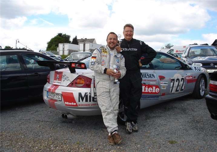 Norbert Schäfer und Norbert Theisen wurden mit einem Siegerpokal belohnt.  privat