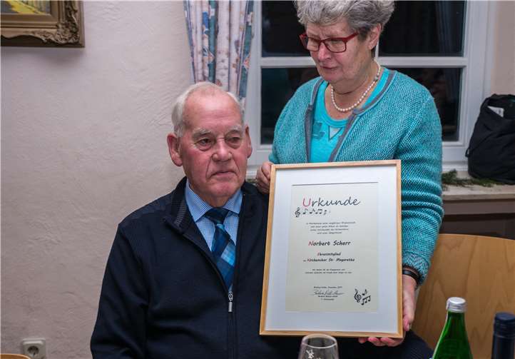 Norbert Scherr mit seiner Urkunde.