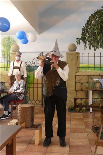 Norbert Scheuer aus Oberzissen überzeugte mit seinem Können am Jagdhorn beim Oktoberfest in der Villa Romantica und musste mehrere Zugaben geben.Foto: privat