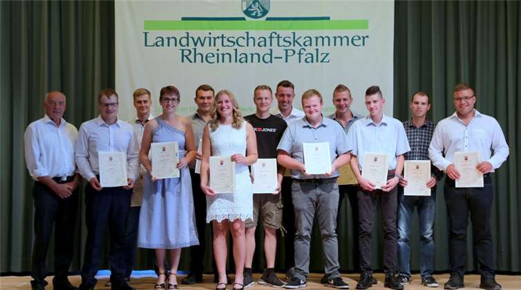Norbert Schindler überreicht den AbsolventInnen im Bereich Landwirtschaft die Abschlusszeugnisse.