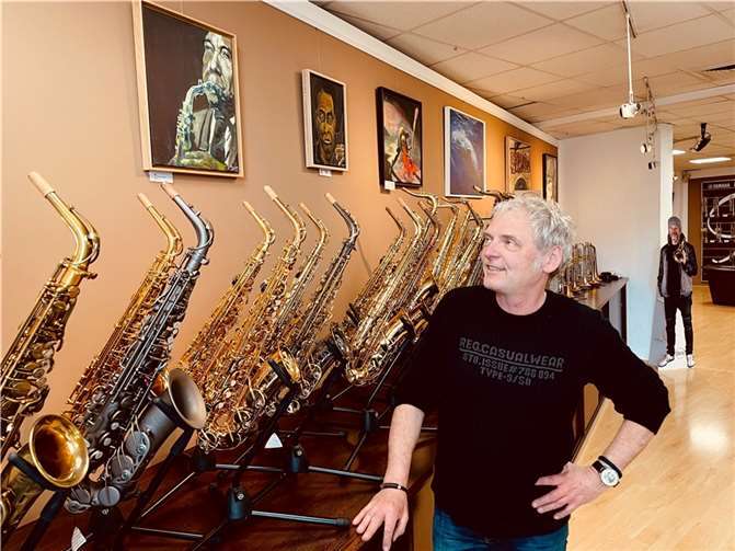 Norbert Schüller vor seinen Bildern im Koblenzer Bläserstudio.  Foto: privat